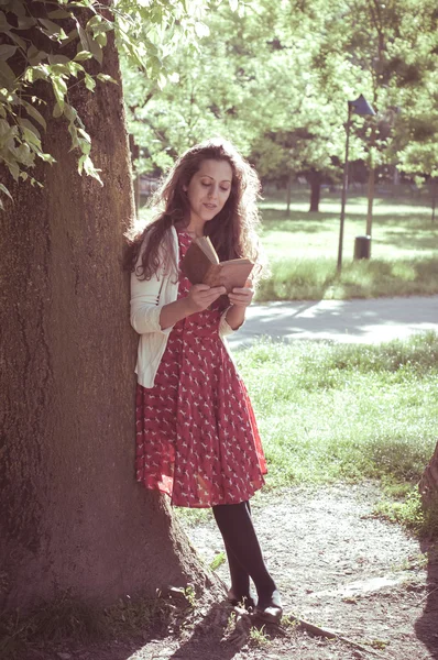 Eastern hipster vintage woman reading book — Stock Photo, Image