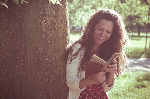 Eastern hipster vintage woman reading book — Stock Photo, Image