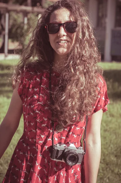 Hipster vintage γυναίκα με παλιά φωτογραφική μηχανή — Φωτογραφία Αρχείου