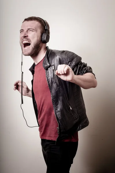 Hipster con estilo escuchando música — Foto de Stock