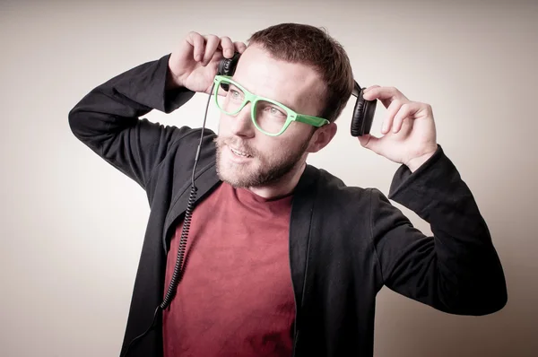 Eleganta hipster lyssna på musik — Stockfoto