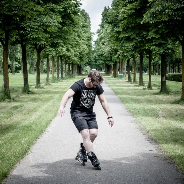 Uomo elegante nel parco — Foto Stock