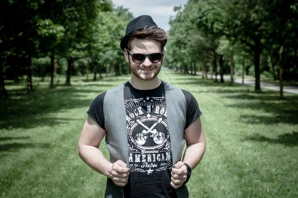 Stylish man in the park — Stock Photo, Image