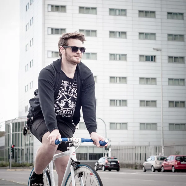 Стильный мужчина на велосипеде — стоковое фото