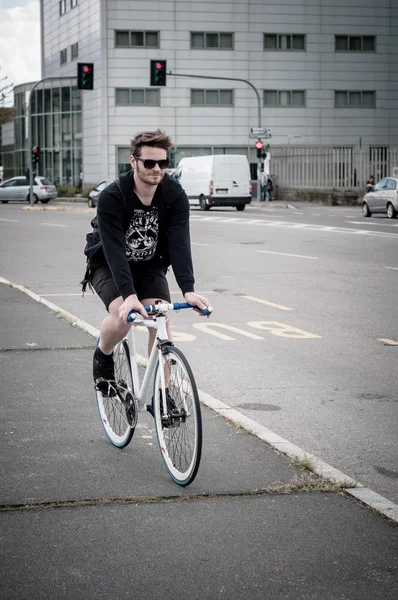 Stilvoller Mann auf dem Fahrrad — Stockfoto