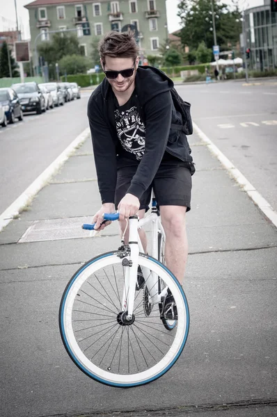 Snygg man på cykel — Stockfoto