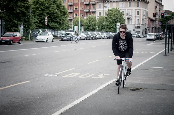 Homme élégant sur vélo — Photo