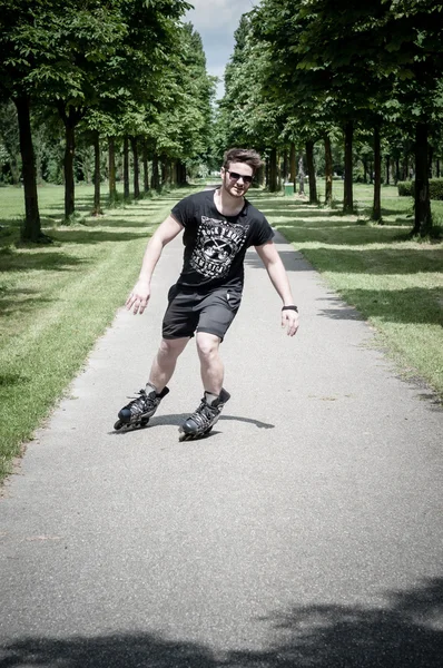 Hombre con estilo en el parque —  Fotos de Stock