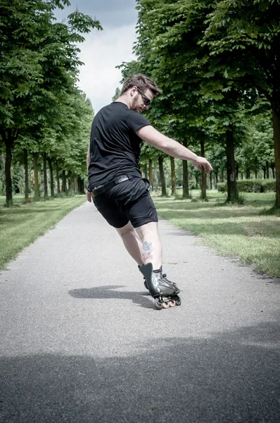 Stijlvolle man in het park — Stockfoto