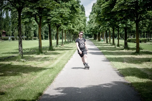 Homme élégant dans le parc — Photo