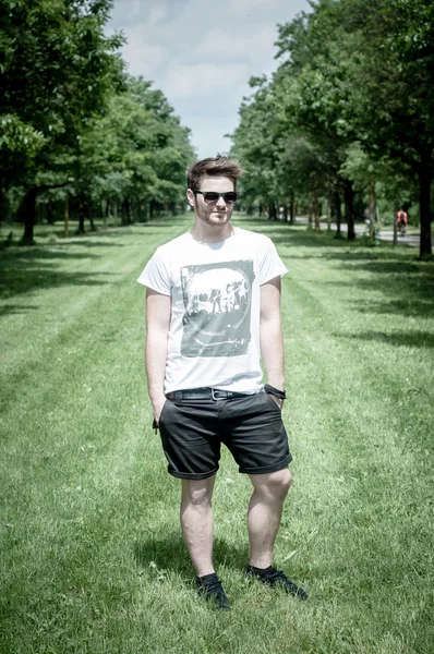 Hombre con estilo en el parque —  Fotos de Stock