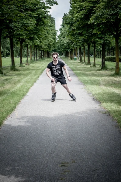 Homem elegante no parque — Fotografia de Stock