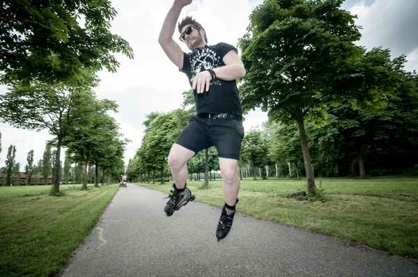 Stijlvolle man in het park — Stockfoto