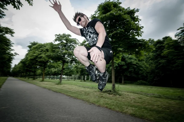 Stijlvolle man in het park — Stockfoto