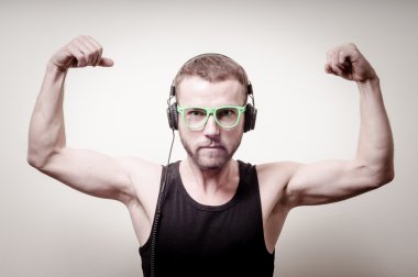 hipster şık moda sarışın adam kulaklıklar
