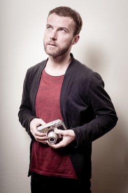 hipster şık moda erkek eski fotoğraf makinesi ile