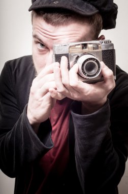 hipster şık moda erkek eski fotoğraf makinesi ile