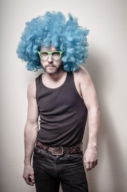 Mavi peruk hipster şık komik adam