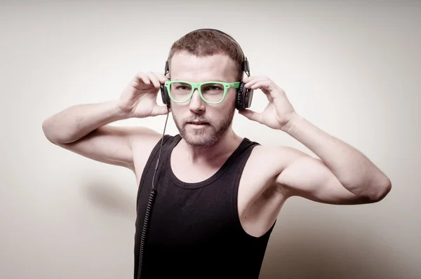 Hipster moda elegante hombre rubio con auriculares — Foto de Stock
