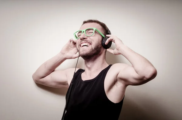 Hipster elegante homem loiro moda com fones de ouvido — Fotografia de Stock