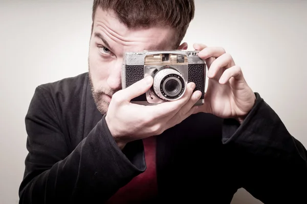 Hipster stijlvolle mode man met oude camera — Stockfoto