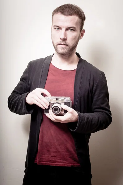 Hipster stylischer Modemann mit alter Kamera — Stockfoto