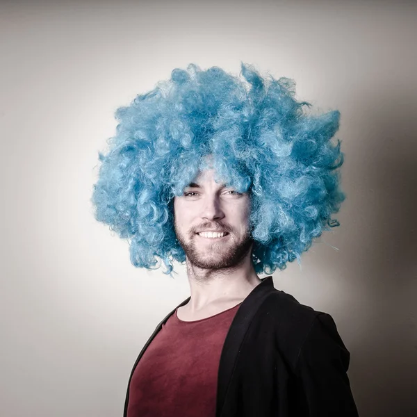 Hipster hombre divertido con estilo con peluca azul —  Fotos de Stock