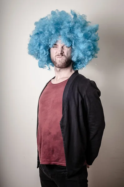 Hipster uomo divertente elegante con parrucca blu — Foto Stock