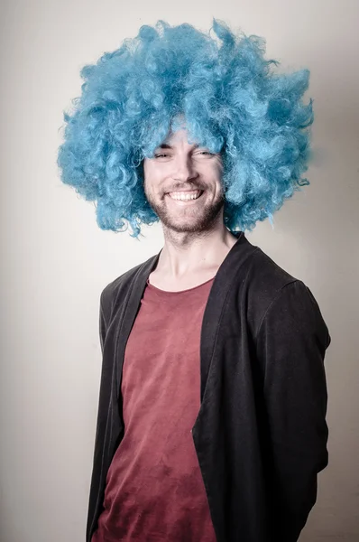 Hipster hombre divertido con estilo con peluca azul — Foto de Stock