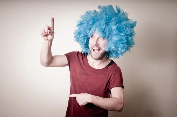Hipster stylischer lustiger Mann mit blauer Perücke — Stockfoto