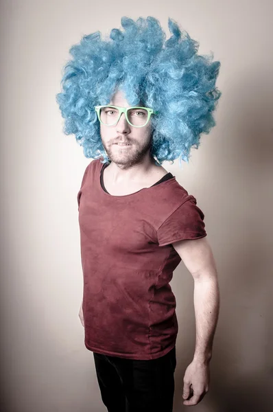 Hipster élégant drôle homme avec perruque bleue — Photo