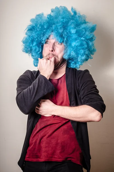 Hipster hombre divertido con estilo con peluca azul —  Fotos de Stock