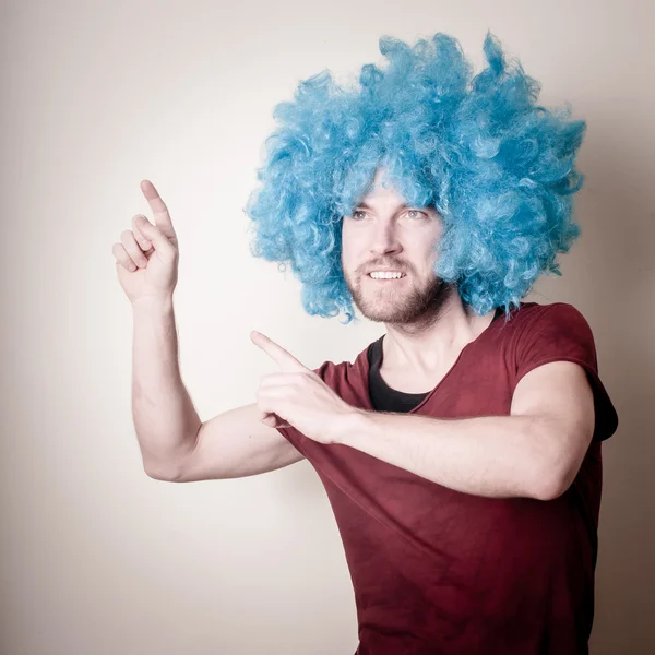 Hipster elegante engraçado homem com peruca azul — Fotografia de Stock