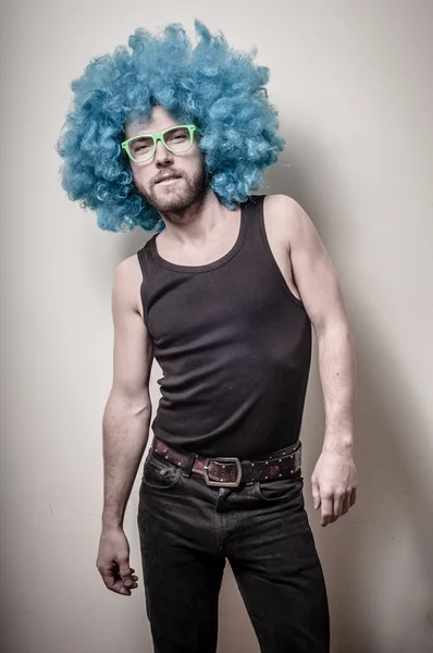 Хіпстер стильний смішний чоловік з блакитною перукою — стокове фото