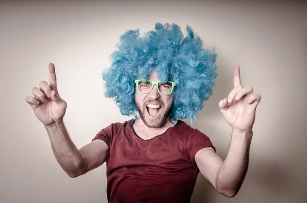 Hipster hombre divertido con estilo con peluca azul — Foto de Stock