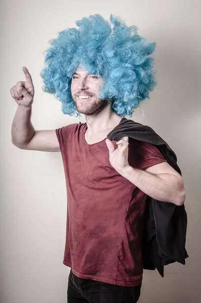 Hipster uomo divertente elegante con parrucca blu — Foto Stock