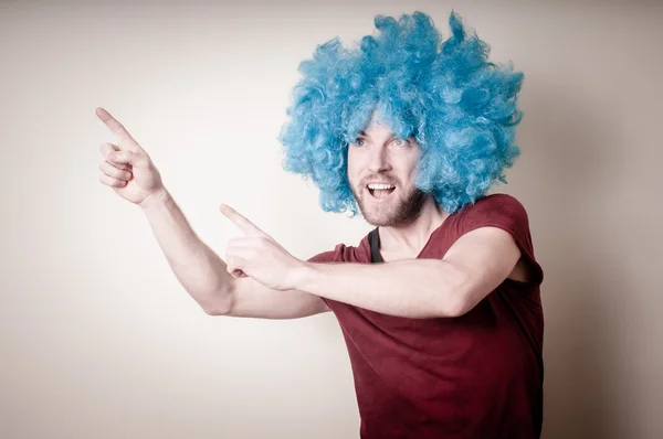 Mavi peruk hipster şık komik adam — Stok fotoğraf