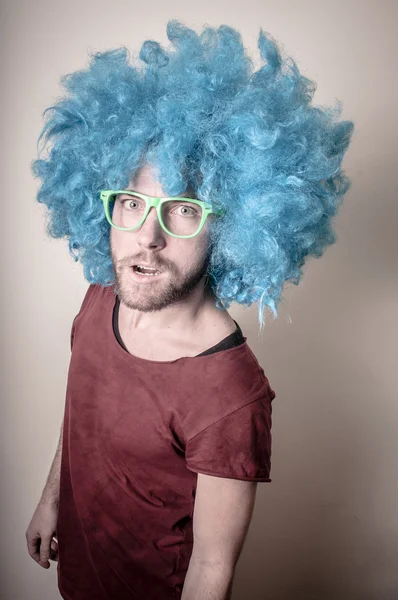 Hipster élégant drôle homme avec perruque bleue — Photo