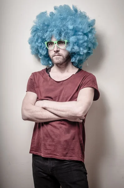 Hipster uomo divertente elegante con parrucca blu — Foto Stock