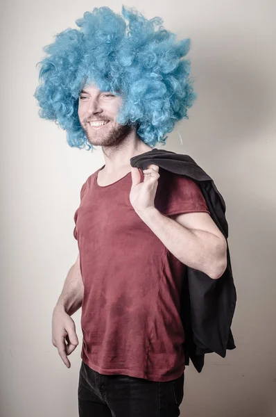 Hipster stijlvolle grappige man met blauwe pruik — Stockfoto