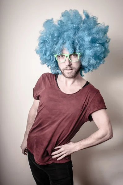 Hipster hombre divertido con estilo con peluca azul —  Fotos de Stock