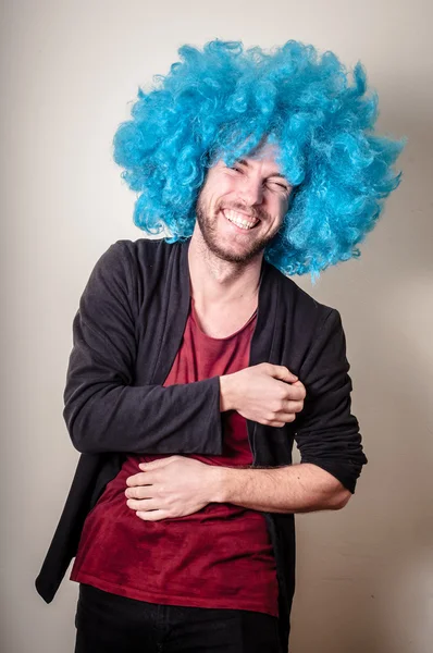 Hipster élégant drôle homme avec perruque bleue — Photo