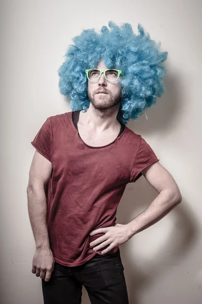 时髦时尚的搞笑男人与蓝色假发 — 图库照片