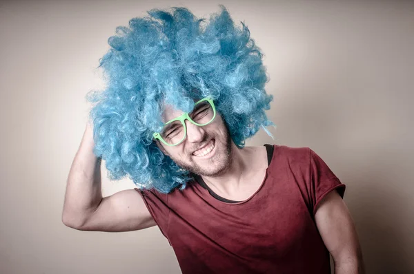 Hipster élégant drôle homme avec perruque bleue — Photo