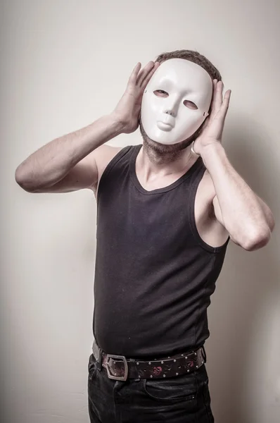 Man met wit masker — Stockfoto