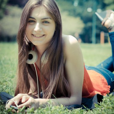 güzel model genç kadın parkta