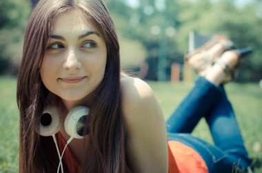 güzel model genç kadın parkta