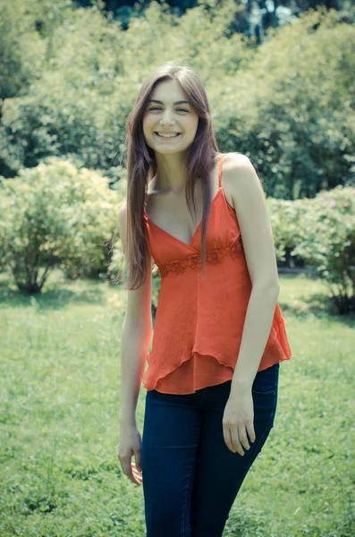 Hermosa modelo joven en el parque — Foto de Stock