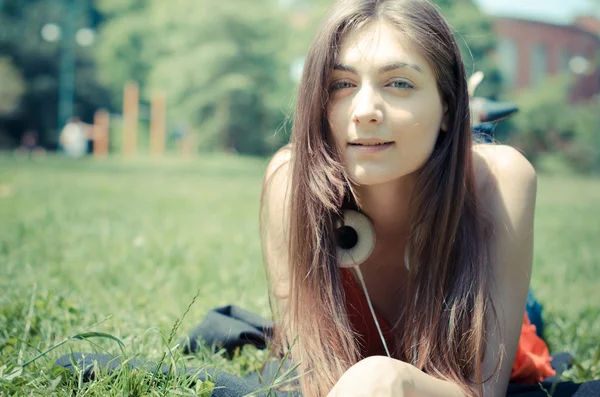 Bela modelo jovem mulher no parque — Fotografia de Stock