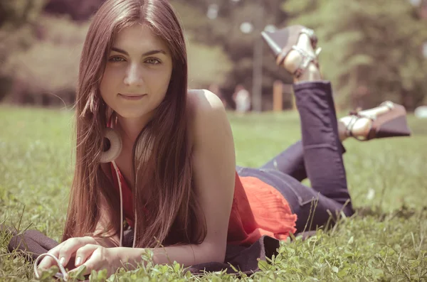 Bela modelo jovem mulher no parque — Fotografia de Stock